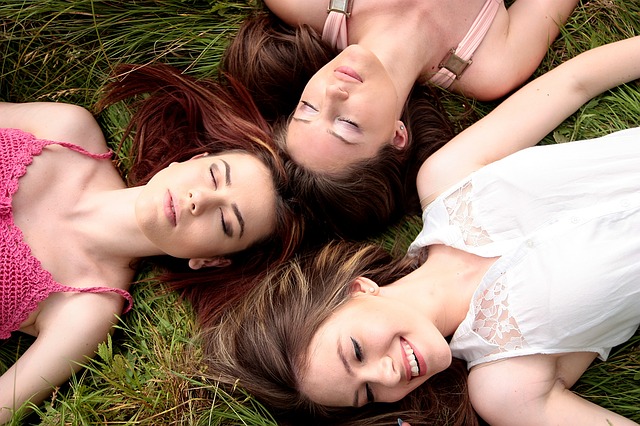 tři holky v trávě