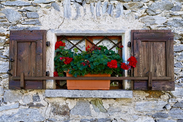 okno v kamenném domě
